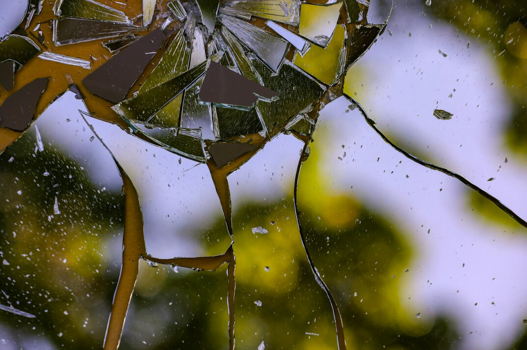 Fragmented reflection in a broken mirror